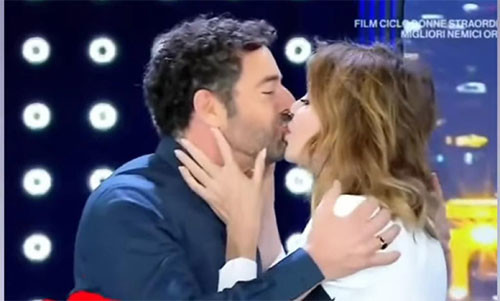 Alberto Matano ed il bacio ad Alba Parietti, siparietto hot a La vita in diretta